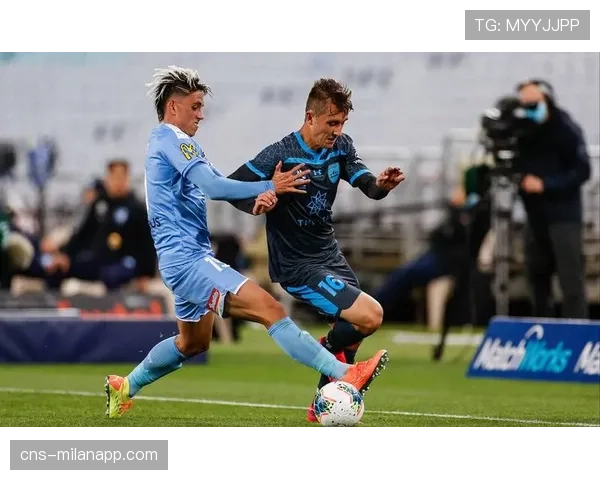 里尔主帅确认将变阵应对巴黎,强调边路防守是比赛关键 里尔主帅确认将变阵应对巴黎,强调边路防守是比赛关键